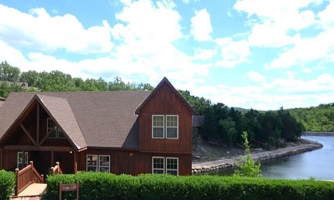 Reeds Spring Cabin | L119, 4 Br Lakefront Cabin, Sept. Savings Stay 3+ Nts Save 15% SEE DESC BELOW