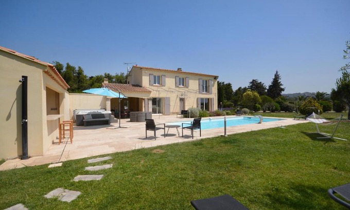 Maussane Villa | LA BASTIDE DE LUSON Villa 4 chambres Spa Sauna Piscine chaufée boulodrome