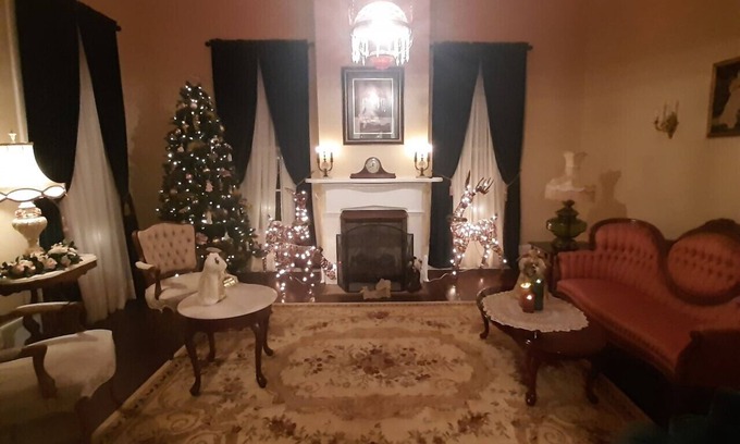 Jefferson Cottage | LA BELLE MAISON - Beautiful 1850 Historical home just across from Lions Park!