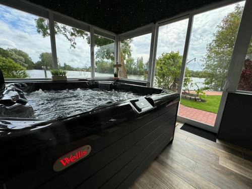 Ardres House | La Belle Vue Du Lac - SPA