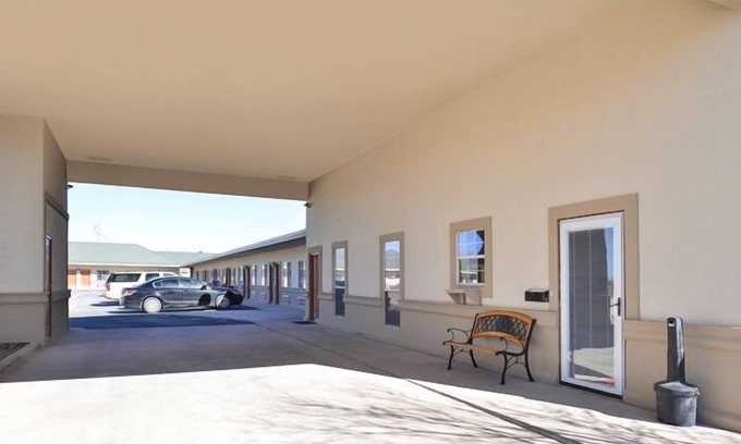 Girvin Hotel | La Bonita Inn And Suites