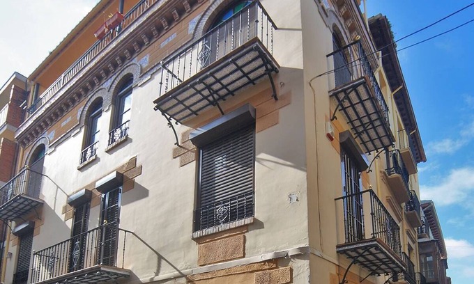 Granada City Center Apartment | LA BUHARDILLA Cabinet of Curiosities