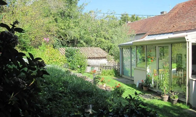 Chatel-Moron House | La Buissonnière in South Burgundy: whole house with swimming pool