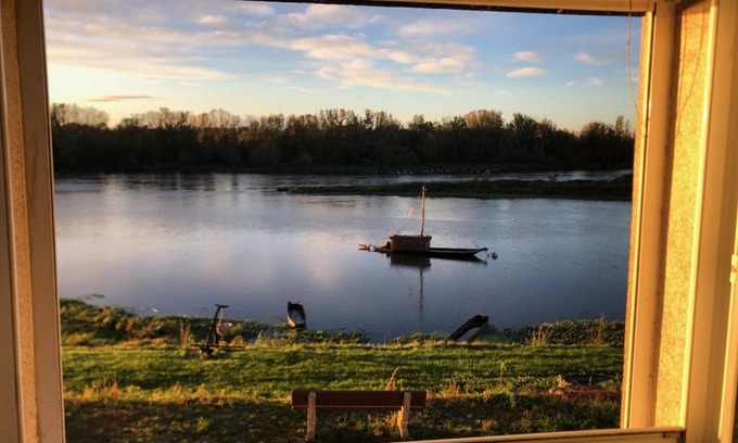 Nouan-sur-Loire Apartment | La Capitainerie, vue directe sur la Loire, calme et confort