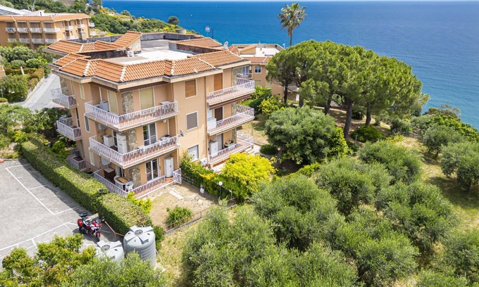 Cipressa Apartment | La Casa di Sara Trilocale con con giardino privato