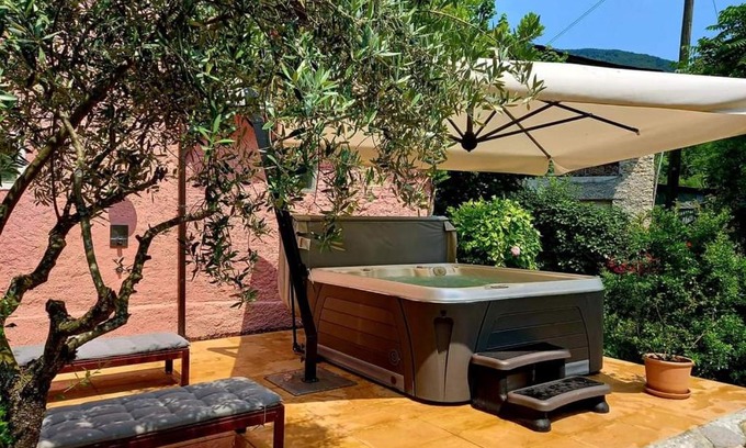 Segusino House | La Casa Rosa di Segusino with SPA Jacuzzi in garden
