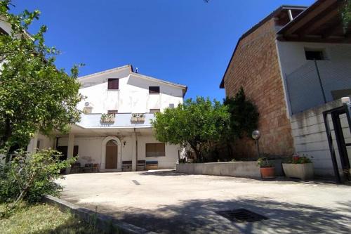 Frisa House | La Casa sul Colle