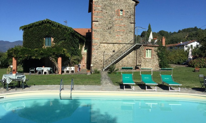 Filattiera Villa | La Casatorre di Ponticello. Casale di campagna con ampio giardino e piscina