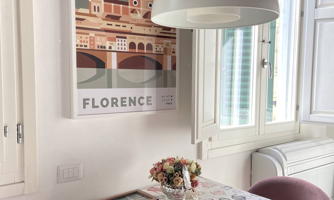 Sant' Ambrogio Apartment | La Casina di Mezzo Florence historic center exposed beams Air conditioning