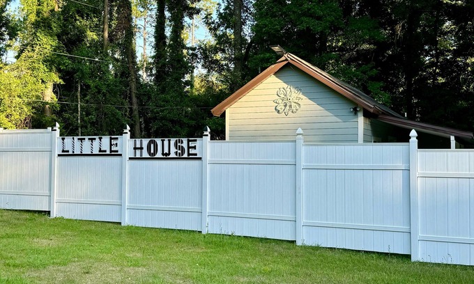 Gainesville House | La Casita: Charming 1-bedroom house in Gainesville w/pickleball court!