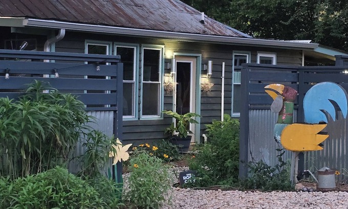 Athens Apartment | La Casita! Cozy studio HOUSE w/hot tub & private back yard in good ole Athens!