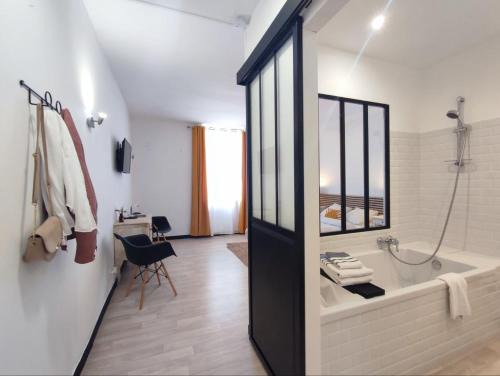 Argenton-sur-Creuse Apartment | La Chambre Jaune - Chambre avec salle de bain