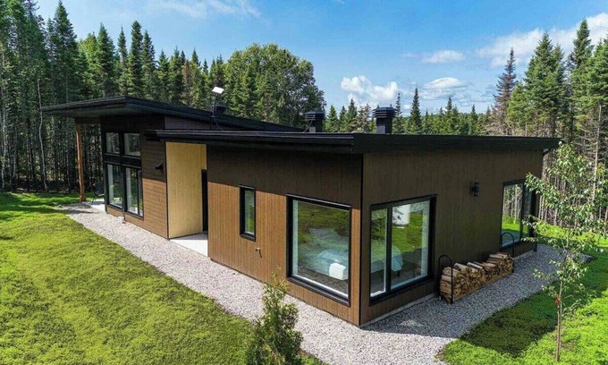 Baie-St-Paul Ski Chalet | La Charlebois 24: Tranquil Retreat in Nature