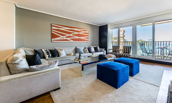 San Sebastian Centro Apartment | LA CONCHA BEACHVIEW: 8 PAX Superior apartment. First line of the beach. sea ​views