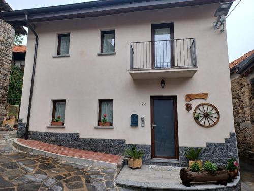 Brovello-Carpugnino House | La corte