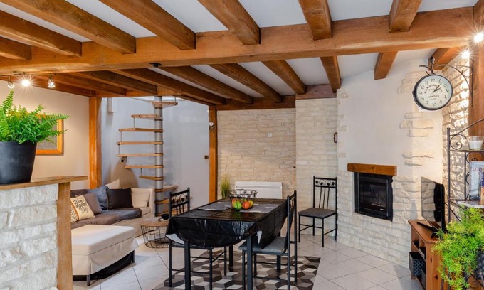 Cremieu Apartment | La cour de Cremieu