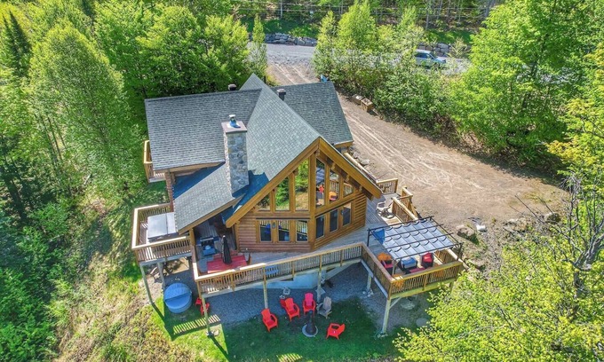 Saint-Faustin-Lac-Carre Villa | La Dolce Vita | Waterfront
