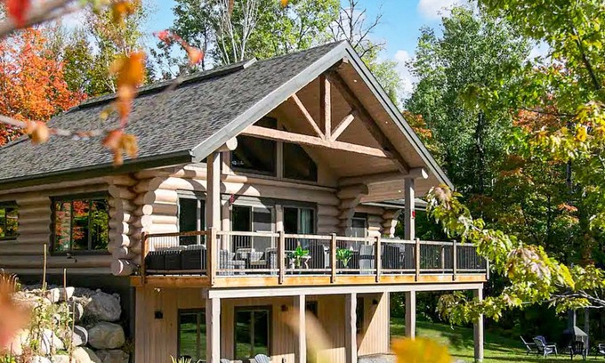 Saint-Faustin-Lac-Carre Ski Chalet | La Flamme des Montagnes 1 | Rustic and Luxurious Log Cabin | Spa | Fireplace