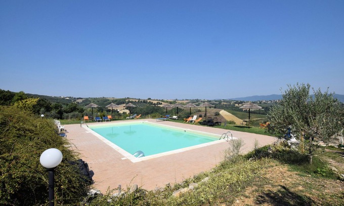 Barattano Apartment | La Fortezza, Gualdo Cattaneo, Italy