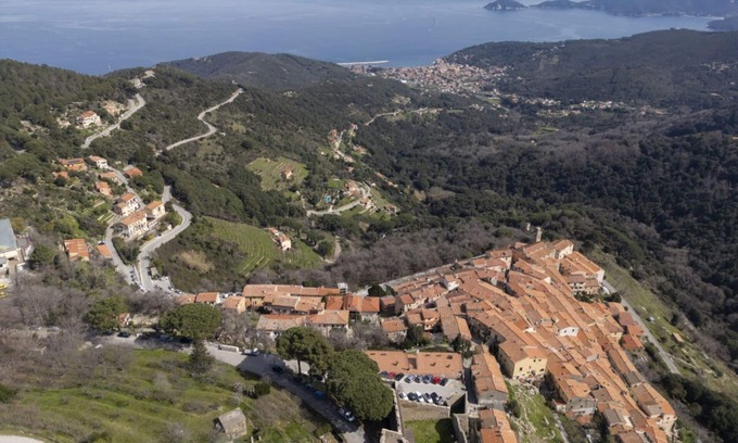 Marciana Apartment | La Fortezza with attention to detail with a splendid view of Marciana