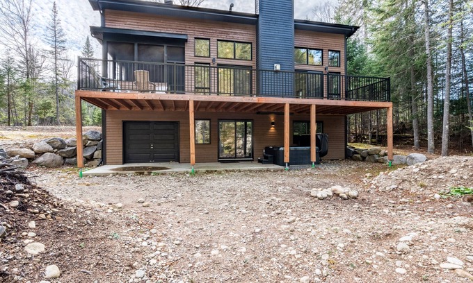 St-Adolphe-d'Howard Ski Chalet | La Grande Ourse : Modern Waterfront w/spa