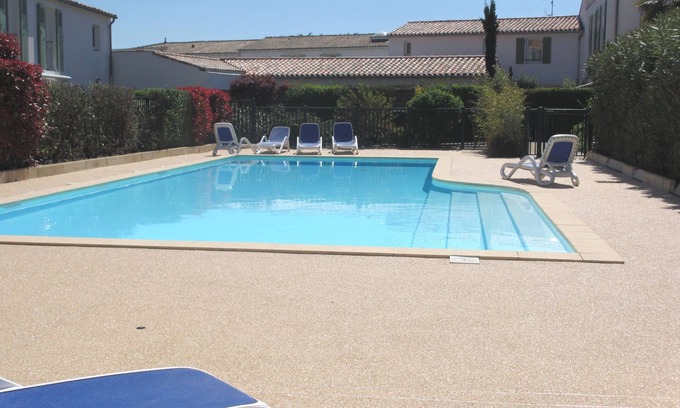 La Flotte Apartment | LA JOLIE BRISE APARTMENT WITH TERRACE HEATED SWIMMING POOL AND PARKING