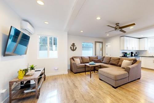 Beach Barber Tract House | La Jolla Beach Retreat