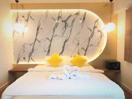 Downtown Krabi Bed & Breakfast | La La Moon Krabi Poshtel'n' Pool