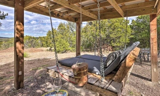 Wimberley Cabin | La Luna- Private cabin with amazing views, bed swing, fire pit, & hot tub!