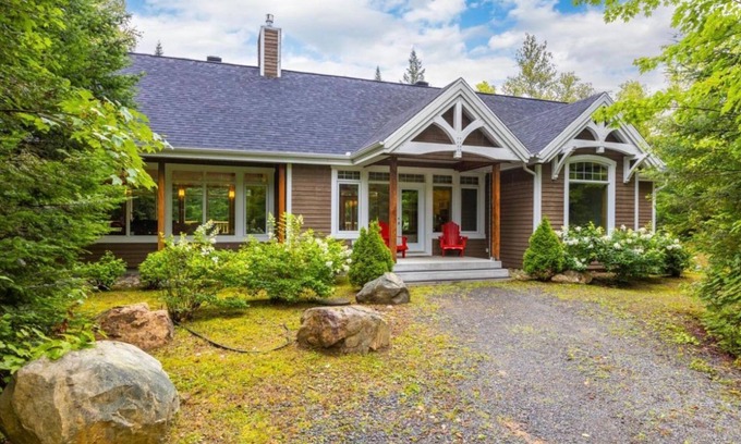 Saint-Didace Ski Chalet | La luz del dia ~ Spa & BBQ ~ Lakeside