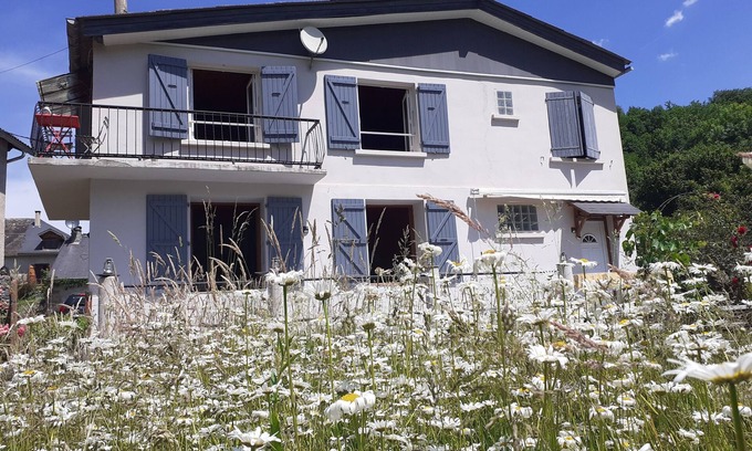 Ustou House | La maison blanche facing the Cirque de Cagateille, ski, hiking, Ariege pleasures