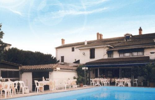 Romaneche-Thorins Hotel | La Maison Blanche
