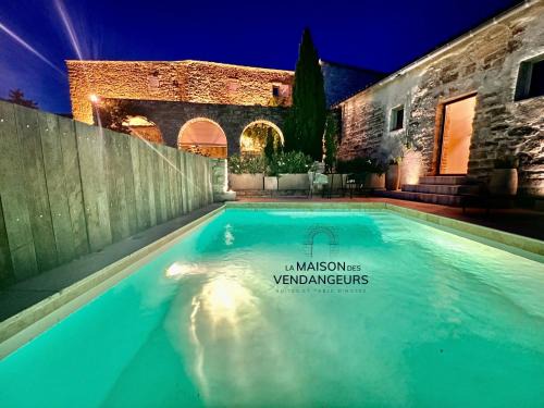 Martignargues Bed & Breakfast | La Maison des Vendangeurs - TABLE D'HÔTES le soir du jeudi au dimanche- Jacuzzi - Balnéo SPA - ACCES PISCINE pour toutes les chambres sauf STUDIO COQUET- Piscine de mai à mi-octobre