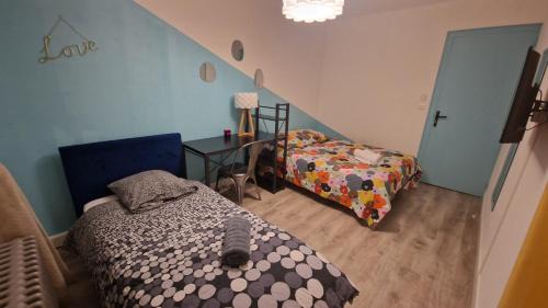 Reze House | La maison ocre - chambre turquoise