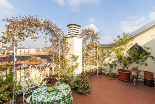 Bullona Apartment | La Milano Design '50s with Botanical Terrace