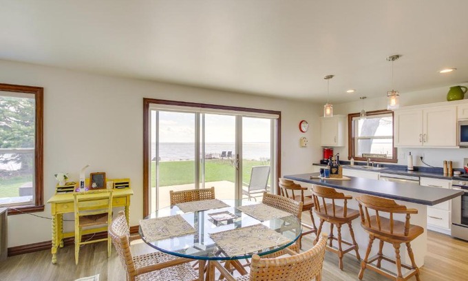 Oshkosh House | La Petit Maison - Lakefront Oshkosh Home!