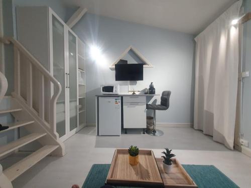 Amilly Bed & Breakfast | La petite chambre bleue