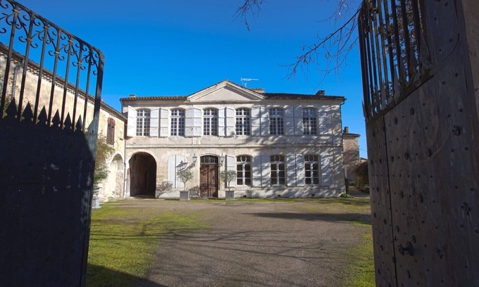 Condom Apartment | La Petite Gensac - La Cathedrale Apartment. Sleeps 6