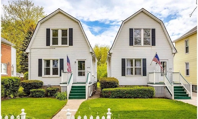 Grosse Pointe House | La Petite Jumelle: 2-Bedroom House in Grosse Pointe