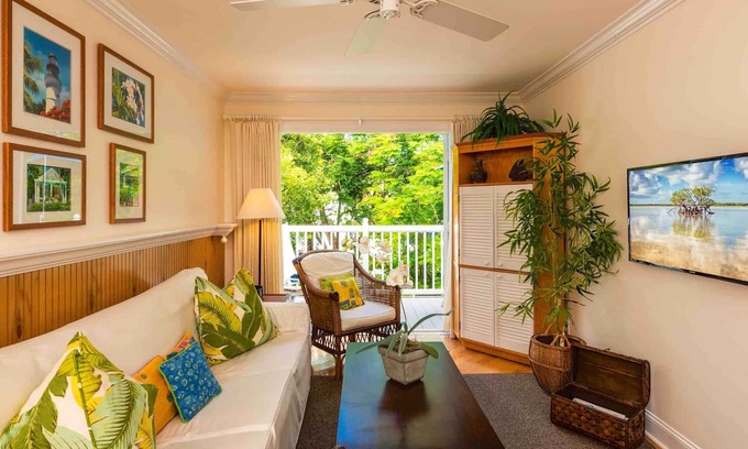 Truman Annex Condo | *LA PETITE PENTHOUSE @ THE ANNEX* Elegant Condo & Pool + LAST KEY SERVICES.