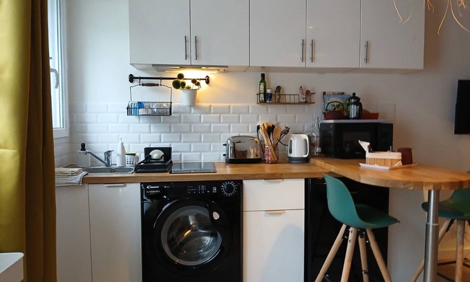 La Fuye-Velpeau Apartment | La planque Tourangelle, a small duplex at the end of a courtyard.