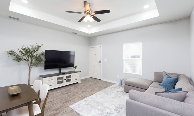 Palmhurst Apartment | La Querencia on Zinnia w/Fast Wifi & dedicated work space - Pet Friendly!