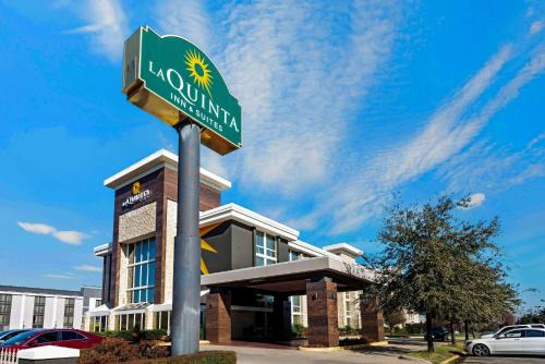 Northwest Dallas Hotel | La Quinta by Wyndham Dallas I-35 Walnut Hill Ln