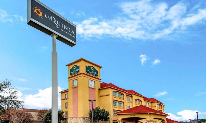 Bedford Hotel | La Quinta by Wyndham DFW Airport West - Bedford