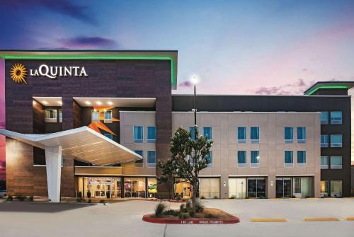 McAllen Hotel | La Quinta by Wyndham McAllen La Plaza Mall
