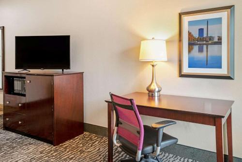 Egypt Hotel | La Quinta by Wyndham Houston - Magnolia