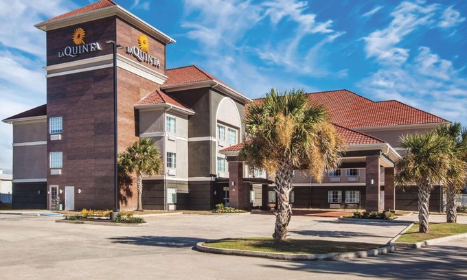 Walker Hotel | La Quinta by Wyndham Walker - Denham Springs