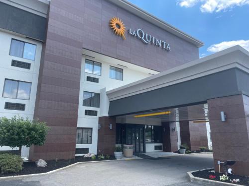 Springdale Hotel | La Quinta Inn and Suites by Wyndham Cincinnati North