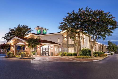 Huntsville Hotel | La Quinta Inn by Wyndham Huntsville Research Park