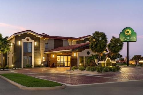 Victoria Hotel | La Quinta Inn by Wyndham Victoria